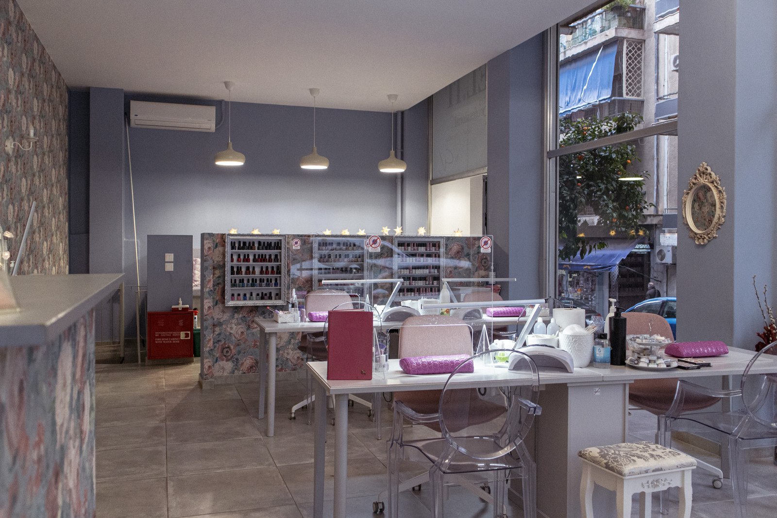 Γενική άποψη του χώρου του Pinkies Nails and Beauty Salon με τη βιτρίνα